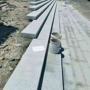 上海 芝麻白整石台阶，施工现场