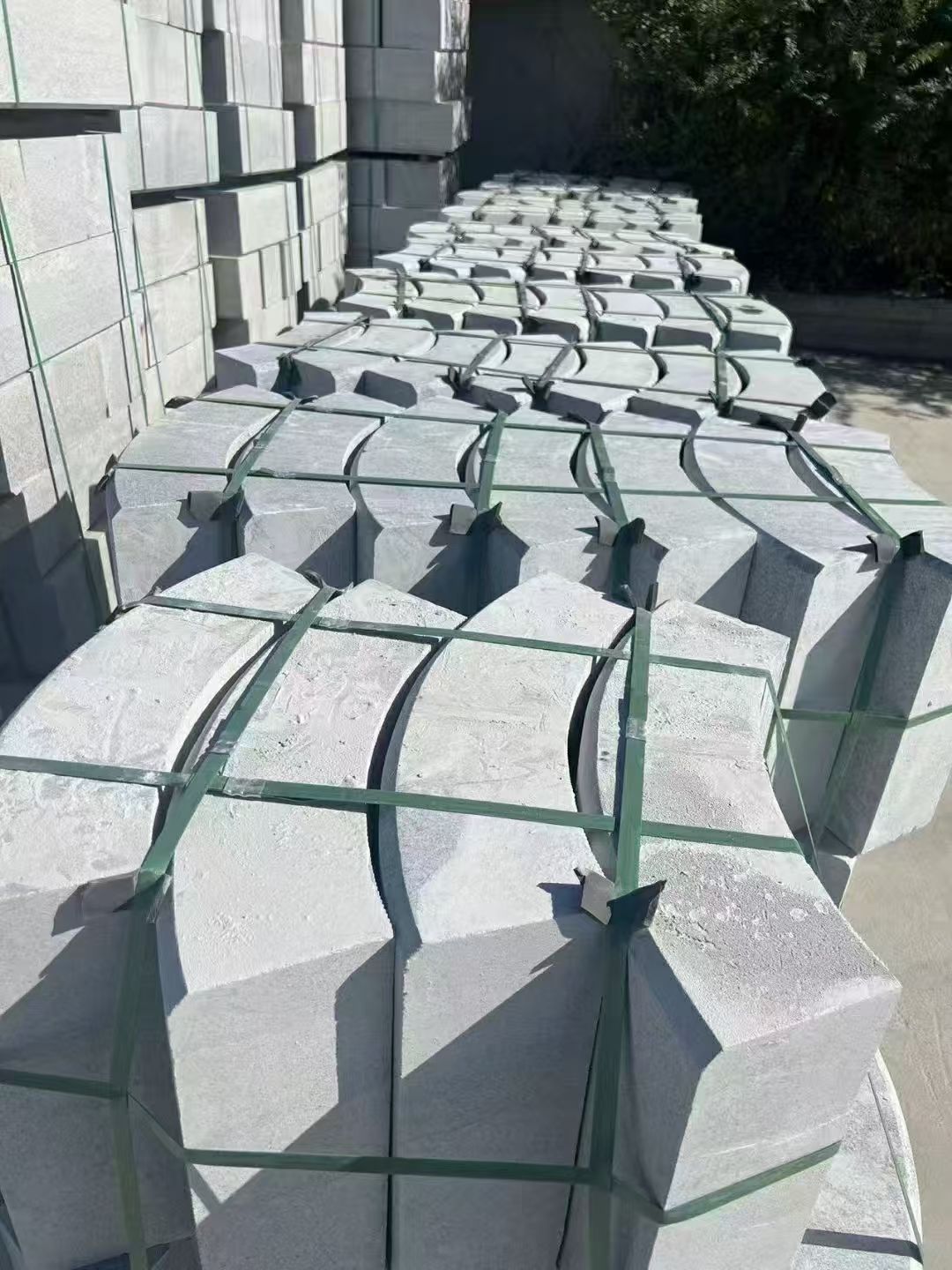 上海 芝麻灰弧形路沿石