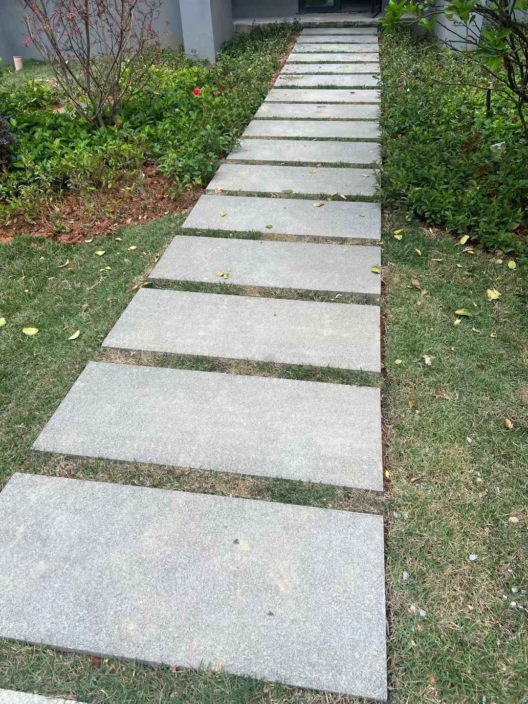 上海 芝麻黑小区踏步、汀步石铺装效果