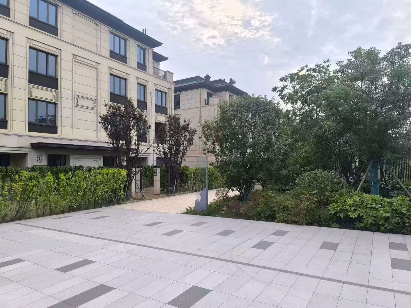 上海 芝麻白与芝麻白搭配铺装，尺寸1200*600